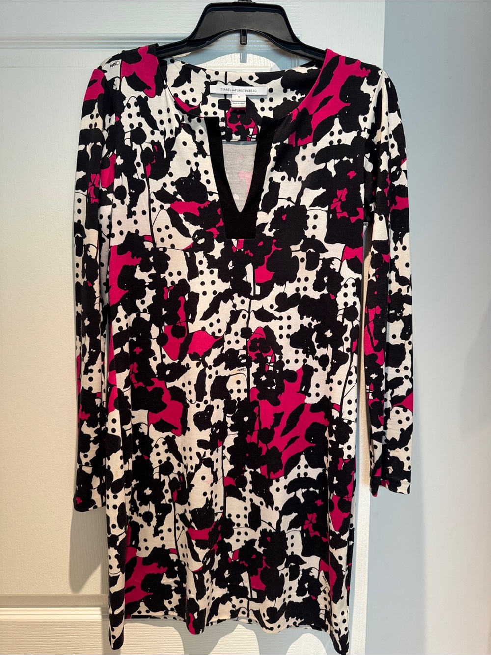 Diane von Fursyenberg Black, White & Fuchsia Abstract V-Notch Tunic